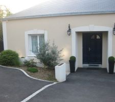 Création du parking avec enrobé noir et petite plantation pour donner de la couleur