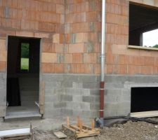 J 120 Le seuil et les appuis de fenetre sont posés