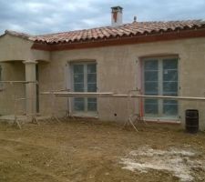 Premiere couche d'enduit. Finition taloch&eacute;e.