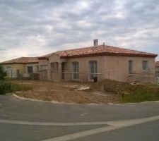 Premiere couche d'enduit. Finition taloch&eacute;e.