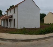 Vue d'ensemble de la façade nord et du pignon ouest. Vue panoramique de l'angle du terrain.