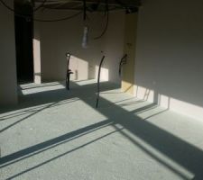 Mousse polyuréthane projetée au sol.