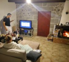 Le salon avec un petit feu pour réchauffer la pièce