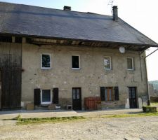 Petite vue, depuis le Sud avec les nouvelles fenetres. Quand les moyens seront là, on fera les fenêtres de la cuisine également. La porte (de gauche) sera changée le 5 Juin. La porte de droite sera condamnée et transformée en fenêtre