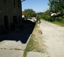 On bouge enfin ce gros pot de terre pour délimiter le terrain toujours car certains trouvent encore le moyen de se garer devant la maison -_-