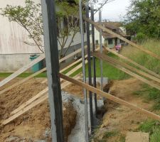 Dalles de schiste posées légèrement en biais