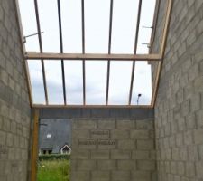 Charpente du garage et accès au jardin.