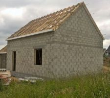 La charpente terminée, béton d'arase des pignons coulé.