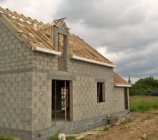 La charpente terminée, béton d'arase des pignons coulé et sous-pentes PVC installées.