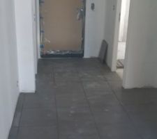 Pose du carrelage entrée