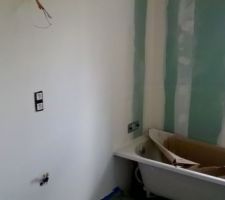 Première couche de peinture - salle de bains