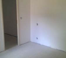 Première couche de peinture - chambre parentale