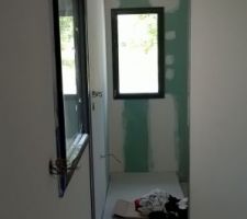 Première couche de peinture - chambre parentale