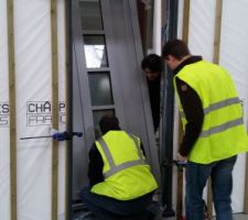 Montage en usine de la porte d'entrée.