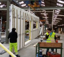 Montage du mur sud est en usine