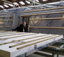 Montage de la porte sur le mur nord-ouest.