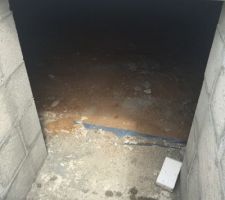 Voila l'acces au vide sanitaire... J'suis pas prête d'y mettre les pieds brrrrr