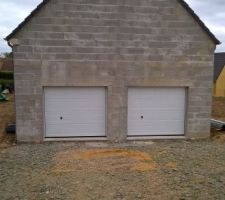 Fenêtres, porte d'entrée et portes de garages posées.