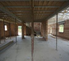 Vu de la baie vitrée salle a manger vers escalier