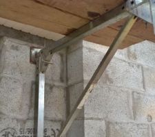 Échafaudage posé sur les parpaing qui devraient être rebouchés après...