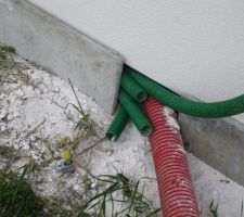 Sortie cable prise de terre et tuyau pour la PAC