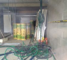 L'electricté est en cours, la laine de verre et les portes sont arrivées