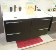 Meuble de la salle de bain des filles