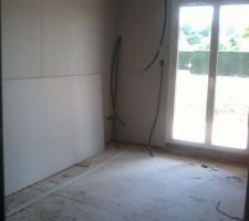 Chambre de la petite, depuis la photo la chambre est complétement fermée avec porte posée!