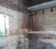 Coffrage en b&eacute;ton pour renforcer le pignon fissur&eacute;.