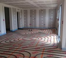 Le plancher chauffant dans la pièce de vie
