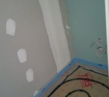 Le plancher chauffant dans le toilette du RDC