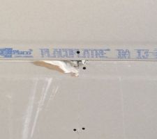 Placo au plafond avec un accroc. Je pense que ça sera arrangé par le bandeur