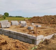 L'implantation de la maison se dessine et le tas de terre ne cesse de grossir