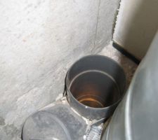 En principe il devrait y avoir un chapeau pour les remontées d'odeurs