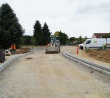 Pose des trottoirs et bateau d?Acc&egrave;s terrain ! le remblayage des trotoirs est en cours...