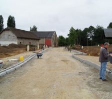Pose des trottoirs et bateau d?Acc&egrave;s terrain ! le remblayage des trotoirs est en cours...