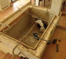 Coffrage pour faire la race du bassin avant la pose des margelles.