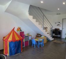 Espace de jeux pour les enfants sous l'escalier