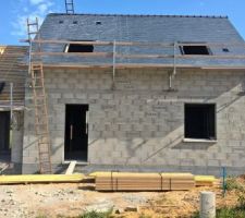 Toiture terminée pour la partie principale Nord, reste une partie du garage.