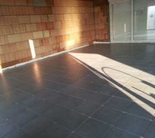 Bon j'ai un peu plus de temps pour tenir le forum, ici la pose du carrelage rapide et propre une journ&eacute;e pour tout le rez de chauss&eacute;e sauf le garage.
