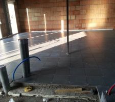 Bon j'ai un peu plus de temps pour tenir le forum, ici la pose du carrelage rapide et propre une journ&eacute;e pour tout le rez de chauss&eacute;e sauf le garage.