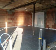 Bon j'ai un peu plus de temps pour tenir le forum, ici la pose du carrelage rapide et propre une journ&eacute;e pour tout le rez de chauss&eacute;e sauf le garage.