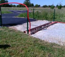 Terrassement et coffrage pour recevoir le seuil du portail