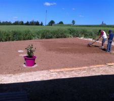 C'est partie, on étale la terre, la c'est hier