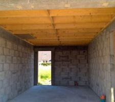Grenier monté en une journée par le couvreur. Il s'agit d'un solivage 38/200 espacés tous les 60cm sur tasseaux sur toute la largeur. Le plancher est de 22mm en OSB et un escatrape de 60cm x 120cm.