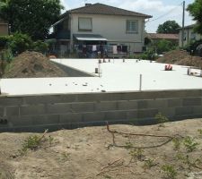 Vue du terrain voisin (le mur devant est le mur mitoyen de notre futur garage)