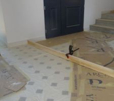 Pose des plinthes dans le hall d'entrée