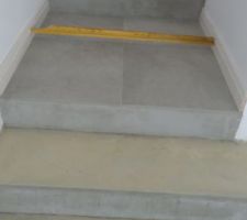 Début de la pose des plinthes dans l'escalier des chambres et finition des contremarches