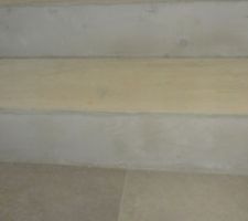 D&eacute;but de la pose des plinthes dans l'escalier des chambres et finition des contremarches