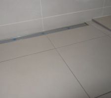 Le caniveau dans la chambre d'amis avec &agrave; droite le profil&eacute; en inox